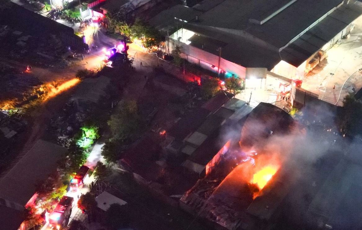 Chay lon xuong son o Dong Nai trong dem, nhieu tieng no vang troi hinh anh