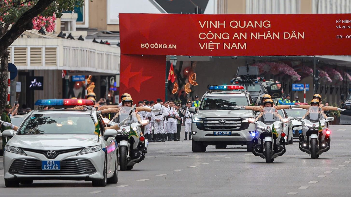 Bao dam an toan giao thong huong toi 80 nam Ngay truyen thong CAND hinh anh