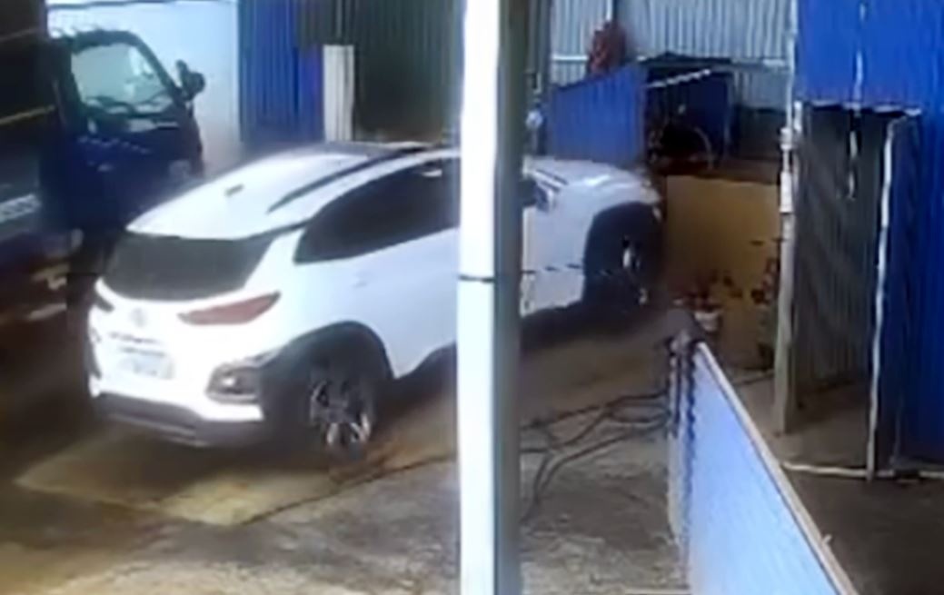 Nu tai xe dap nham chan ga tong chet chu tiem rua oto hinh anh