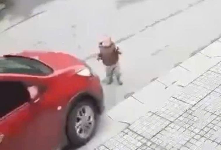 Be trai 15 thang tuoi bi oto cua phu huynh can tu vong hinh anh