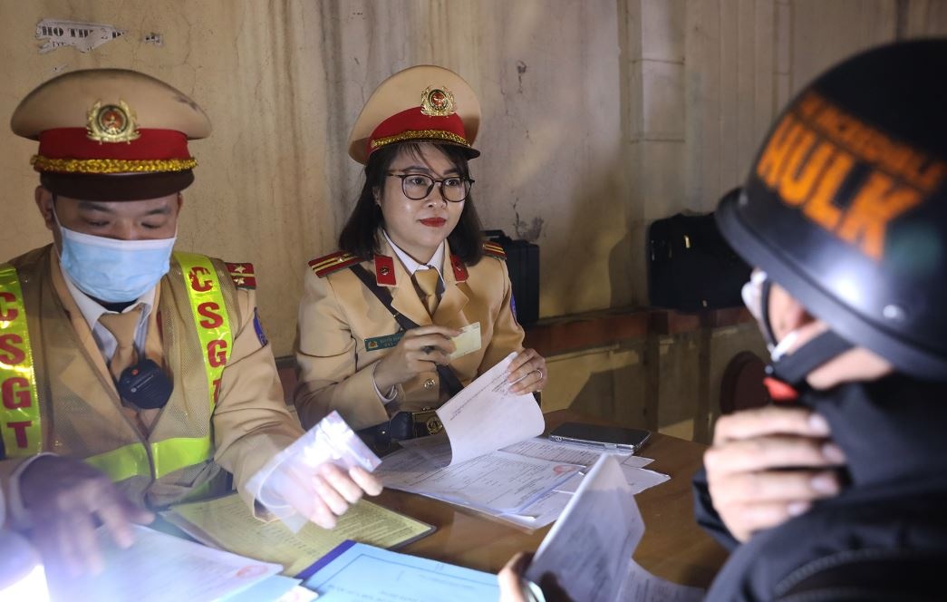 Quen khong mang du giay to xe bi phat bao nhieu? hinh anh