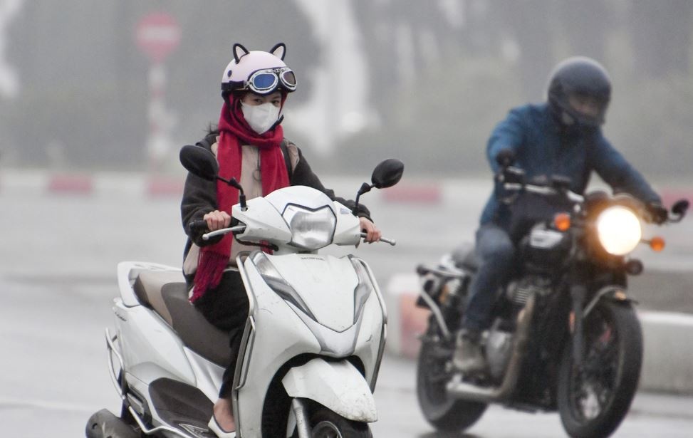 Mien Bac mua phun, nom am trien mien, Ha Noi tang nhiet den 28 do hinh anh