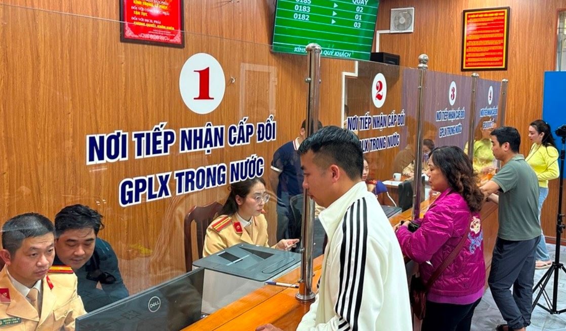 CSGT Ha Noi noi ly do nguoi dan phai xep hang cho doi bang lai xe hinh anh