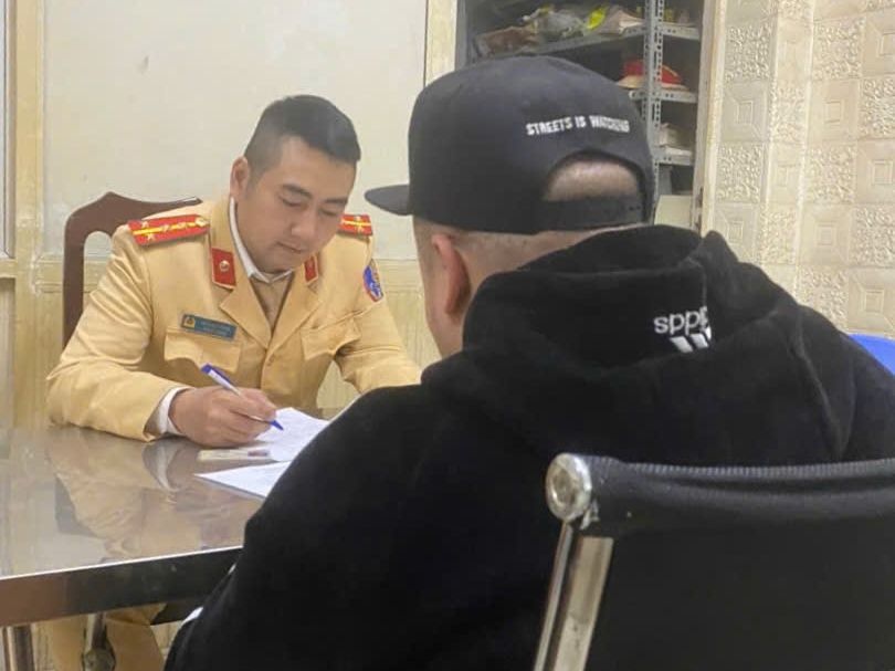 Tam giu tai xe limousine vu nguoi dan ong ngoi nap ca po xe dang chay hinh anh