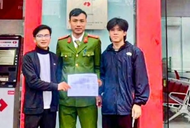 Thanh nien tra lai gan nua ty dong bat ngo nhan tu tai khoan la hinh anh