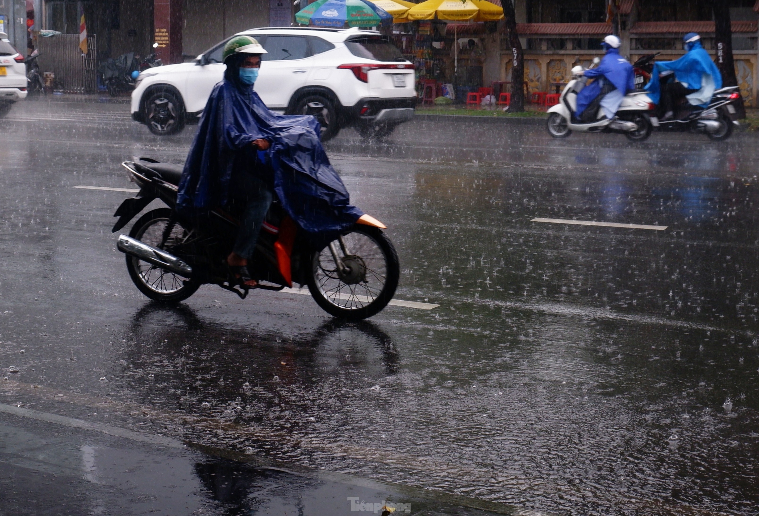 Sai Gon mua trai mua anh 1