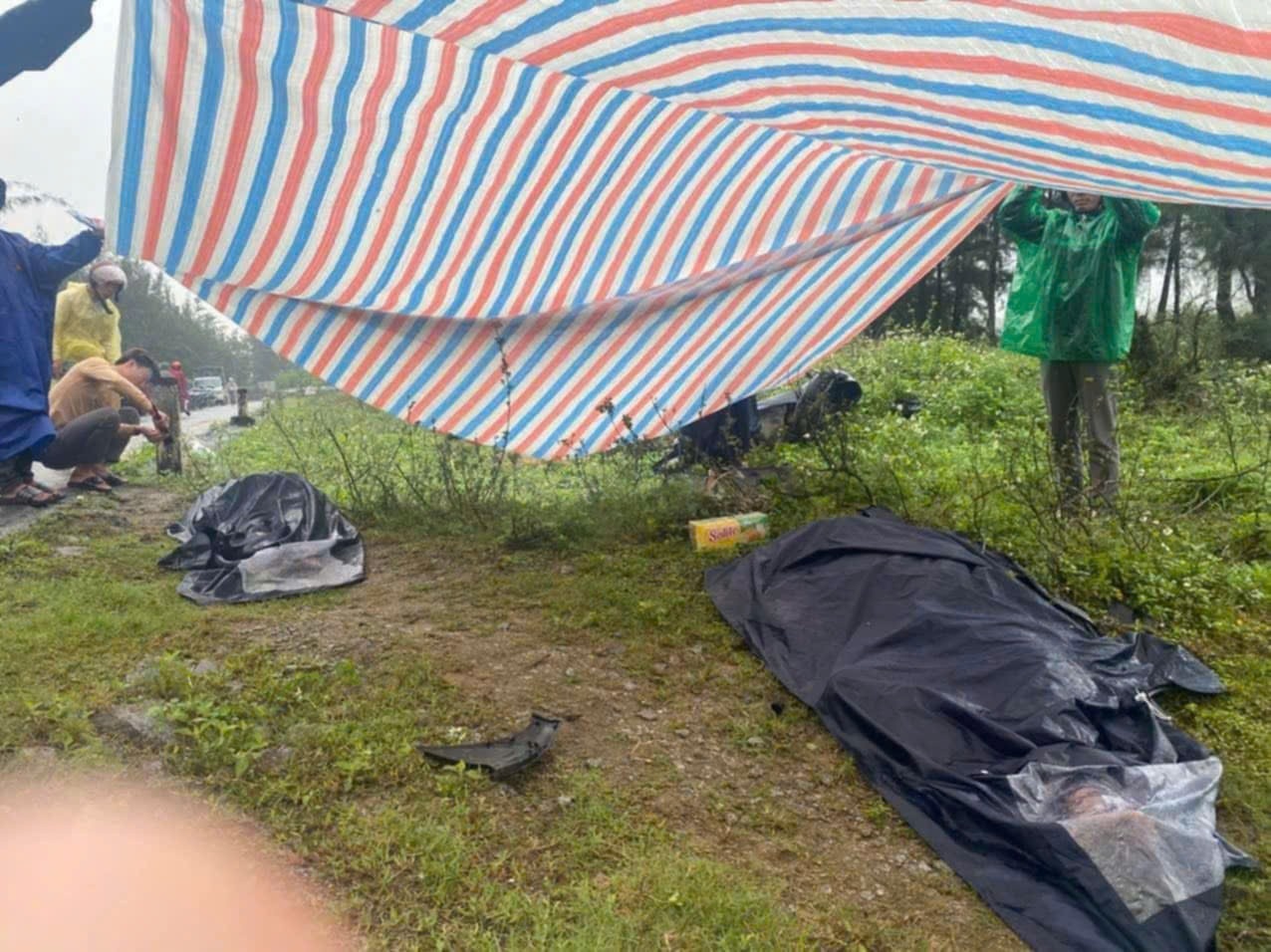 Nghi tong trung cot moc ben duong, 2 cau chau tu vong tai cho hinh anh