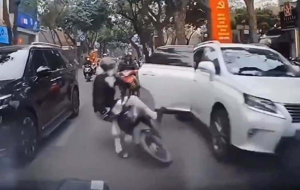 Nguoi ngoi oto Lexus mo cua bat can khien tai xe xe may nga ra duong hinh anh