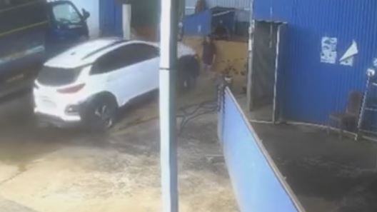 Len cau rua xe, oto 'dien' bat ngo dam thang vao nguoi phu nu hinh anh