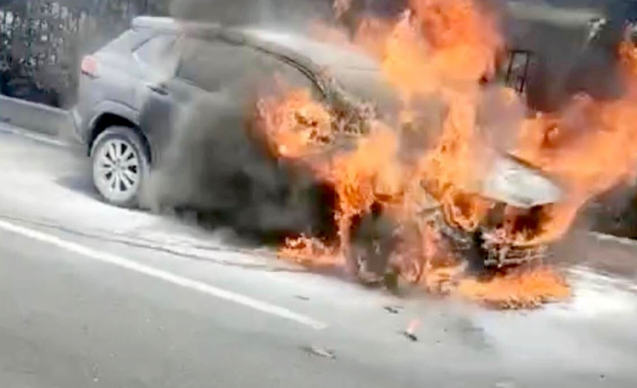 Dang chay tren duong o Thu Duc, oto bat ngo boc chay hinh anh