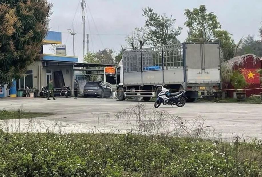 Tai xe tu vong khi ngu qua dem trong ca bin xe tai hinh anh