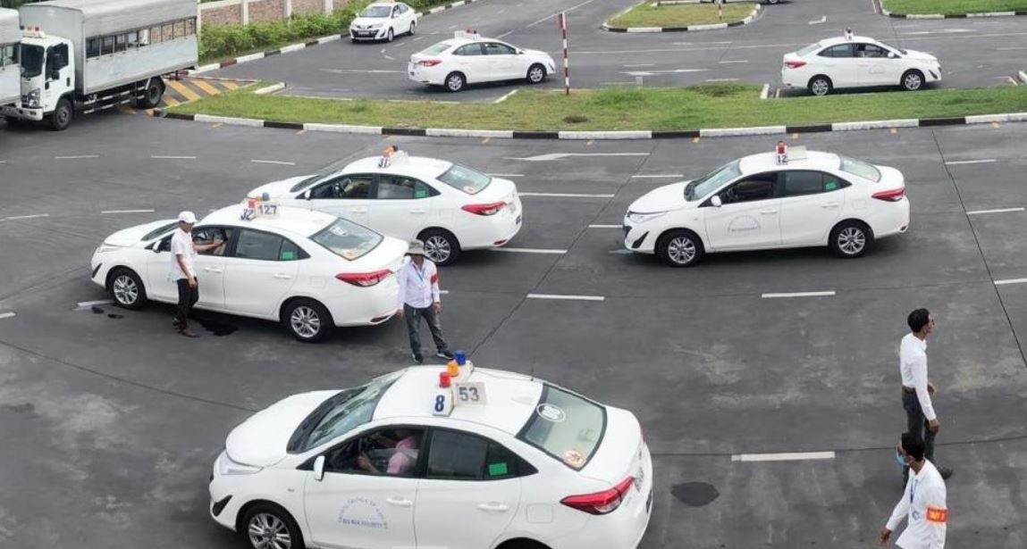 Vi sao cac co so sat hach, cap GPLX tai Ha Noi chua hoat dong lai? hinh anh