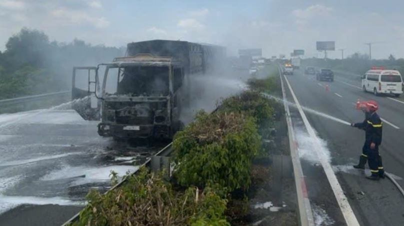 Xe tai chay tren cao toc TP.HCM - Long Thanh, giao thong un tac 5 km hinh anh