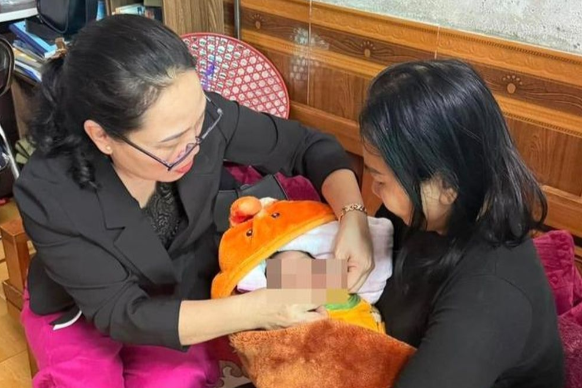 Nghe tieng khoc, phat hien be so sinh bi bo roi trong lan nhua hinh anh