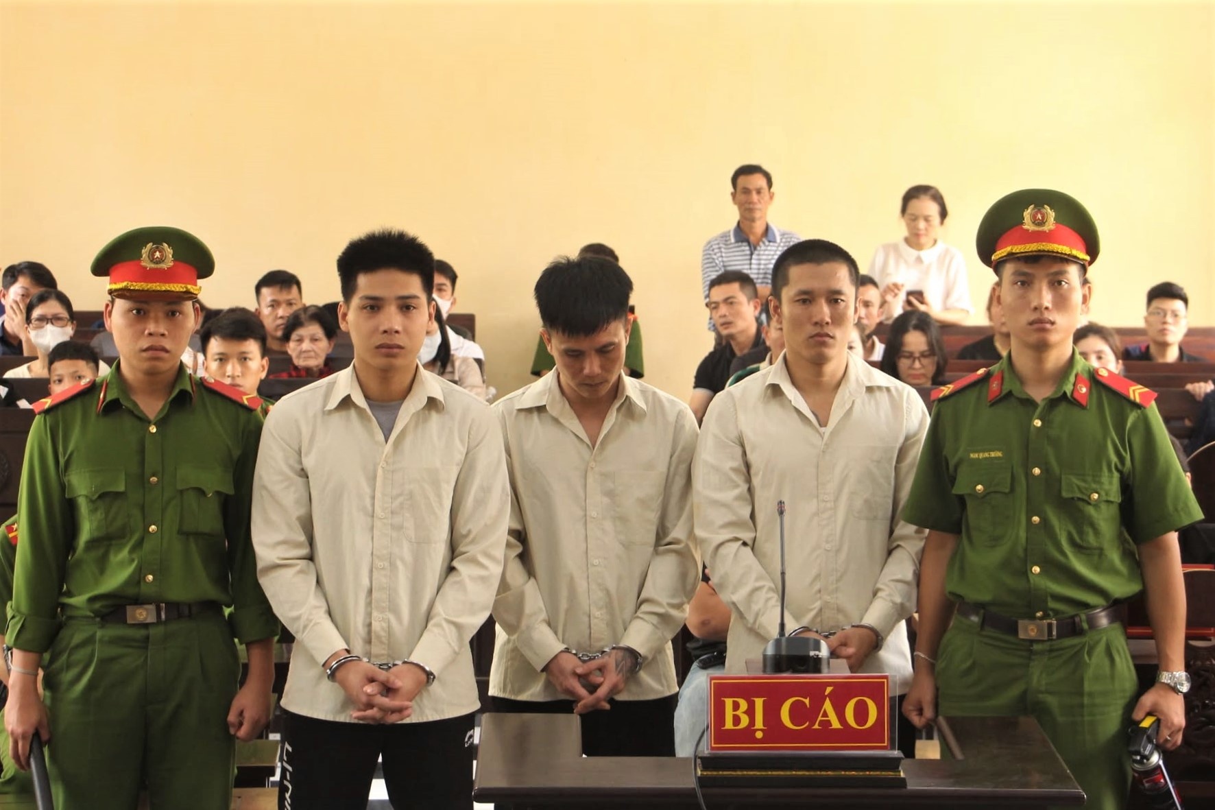 An chung than cho thanh nien ngao da dam chet nguoi di duong hinh anh