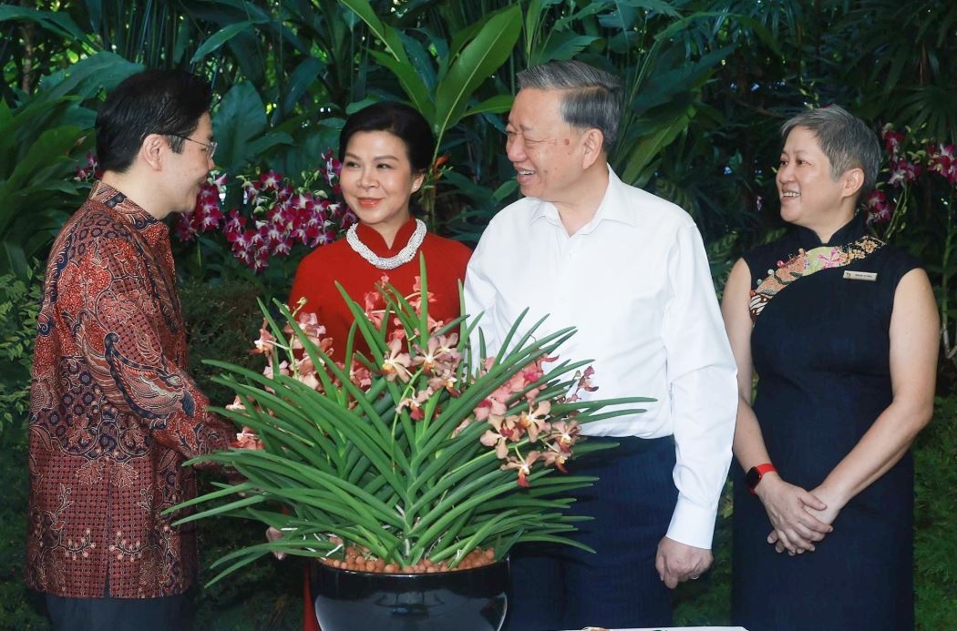 Singapore lay ten Tong Bi thu va Phu nhan dat cho loai hoa lan moi hinh anh