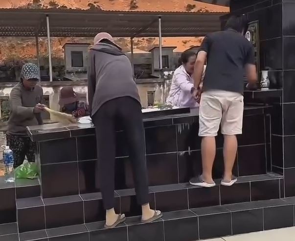 Nhom nguoi 'xin deu' tai nghia trang TP Phan Thiet hinh anh