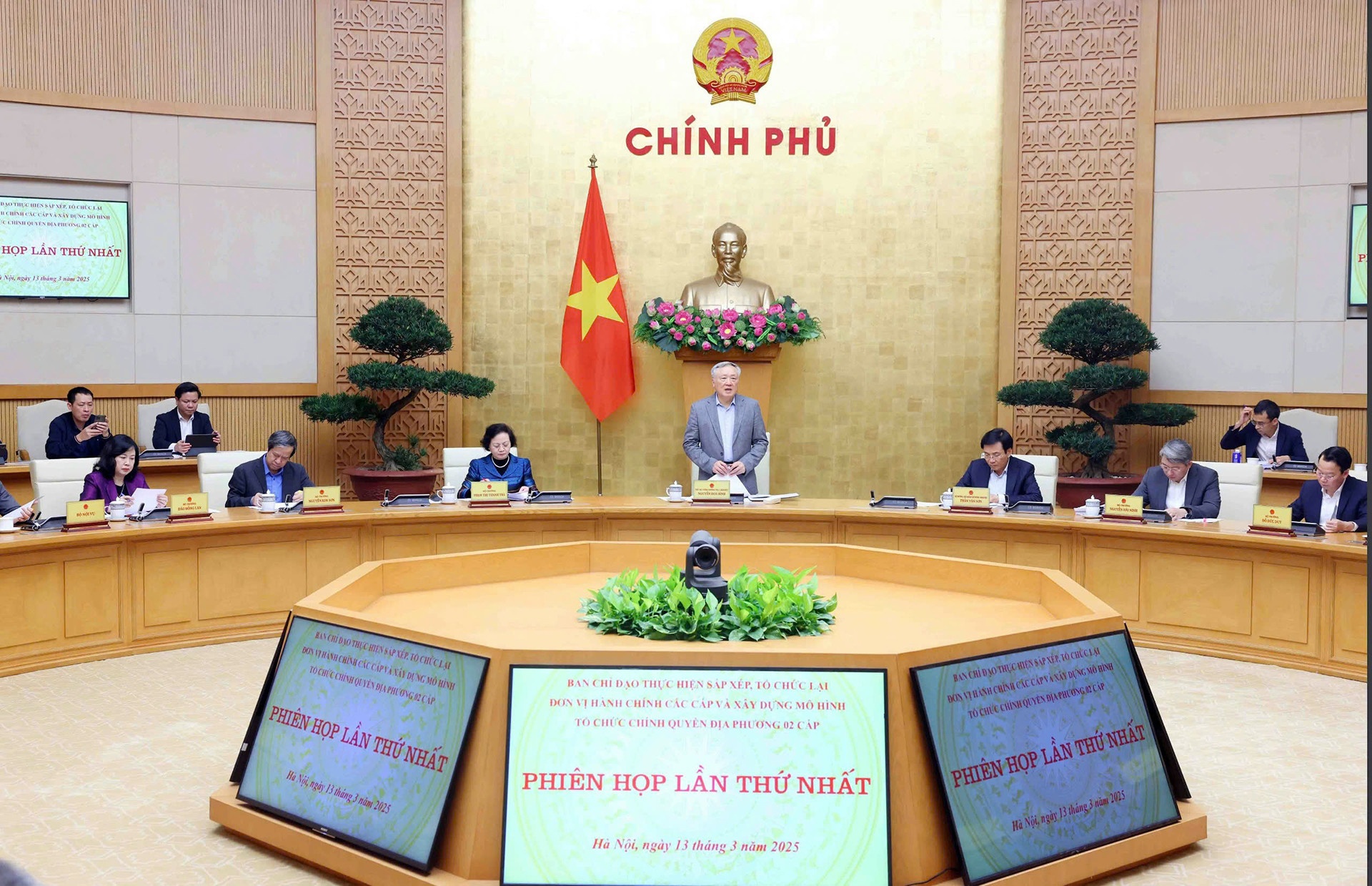 Hom nay, Bo Chinh tri xem xet de an sap nhap tinh, bo cap huyen hinh anh