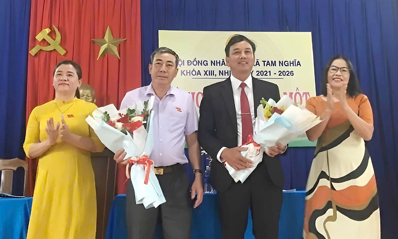 Bo nhiem chu tich xa trong ngay 7/3, lanh dao huyen noi gi? hinh anh