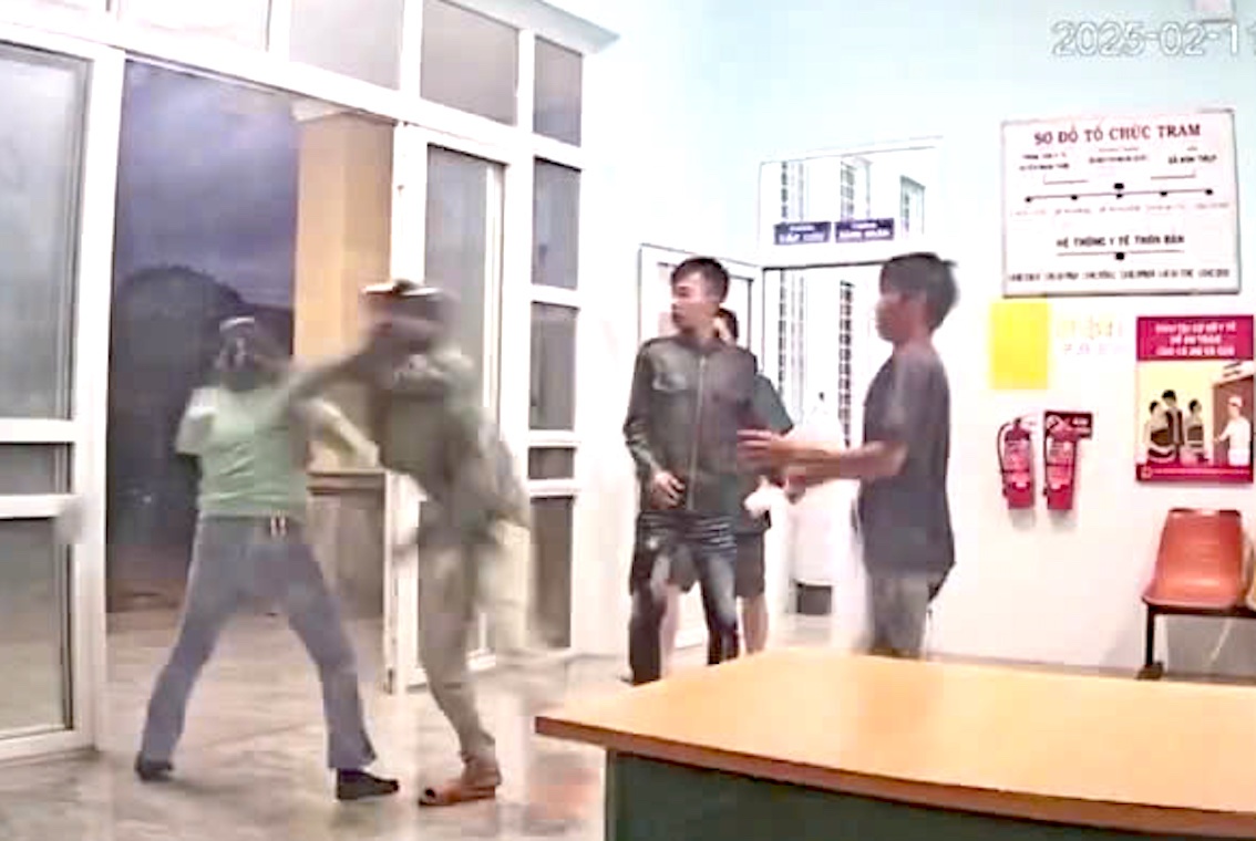 Danh nhan vien tram xa anh 1