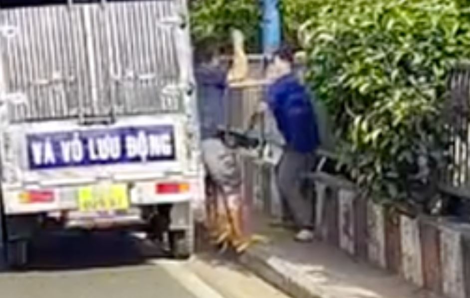 Hai tai xe danh nhau tren cau o vung ven TP.HCM hinh anh