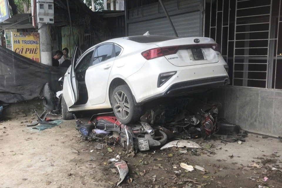 Oto mat lai, tong nat 7 xe may tren quoc lo hinh anh