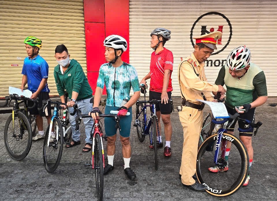 CSGT Binh Duong hoa trang ghi hinh nhom nguoi chay xe dap vuot den do hinh anh