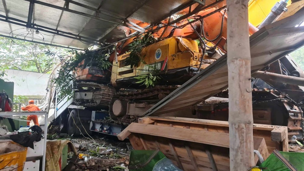 Xe dau keo cho 4 may muc dam vao nha dan trong dem hinh anh