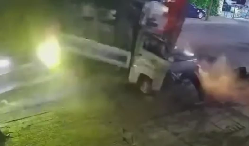 Khoanh khac oto tuan tra cua cong an xa bi dam khi do ben duong hinh anh