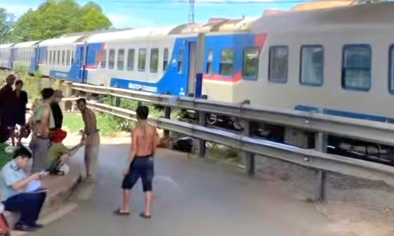 Bang qua duong sat, nguoi dan ong bi tau hoa tong tu vong hinh anh