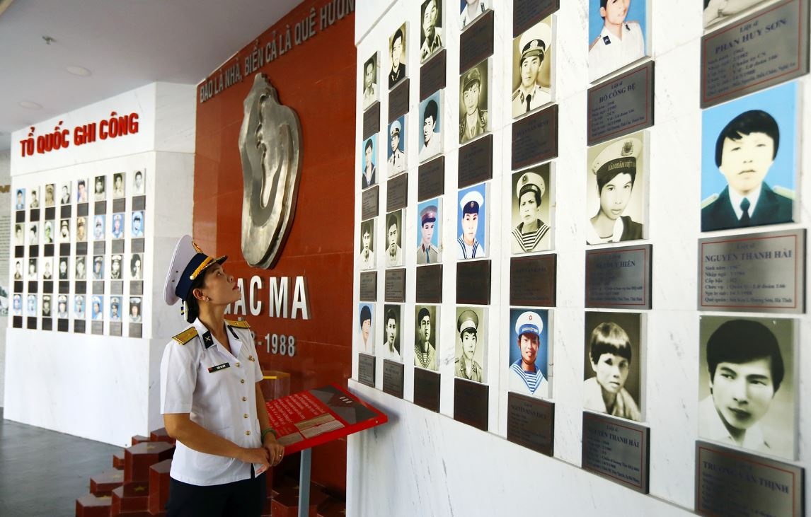 Nu thieu ta ben di anh liet si Gac Ma hinh anh