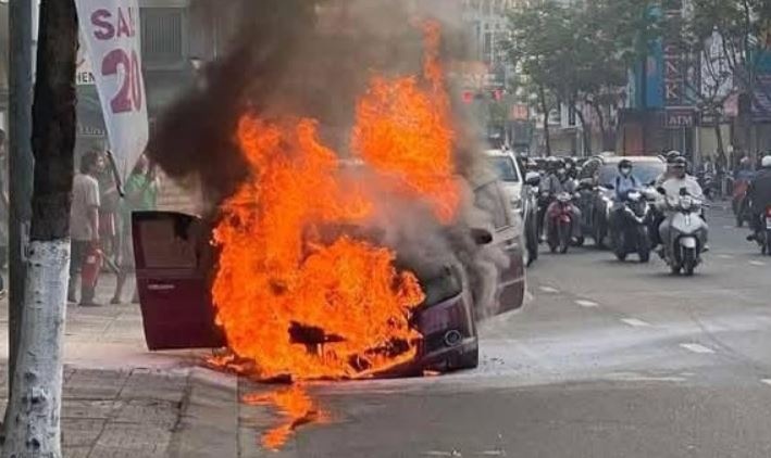 Sau tieng no, oto chay du doi giua pho o Da Nang hinh anh