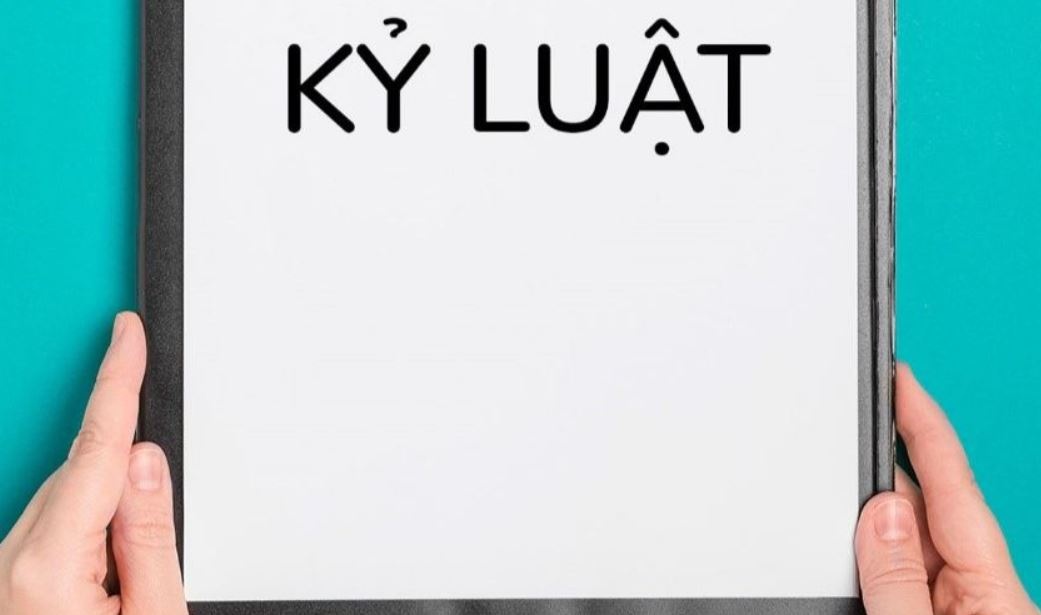 Ky luat nu giao vien bi to quan he bat chinh voi dong nghiep hinh anh