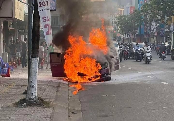 Oto chay Da Nang anh 1