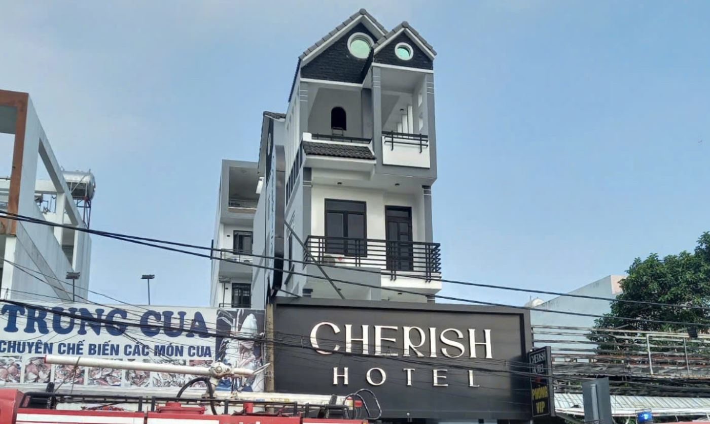 Chay khach san o TP.HCM: Vo chong dan hai con len san thuong keu cuu hinh anh