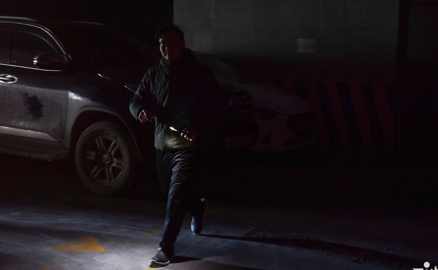 Leo bo trong bong toi, soi den pin tim oto o chung cu giua thu do hinh anh