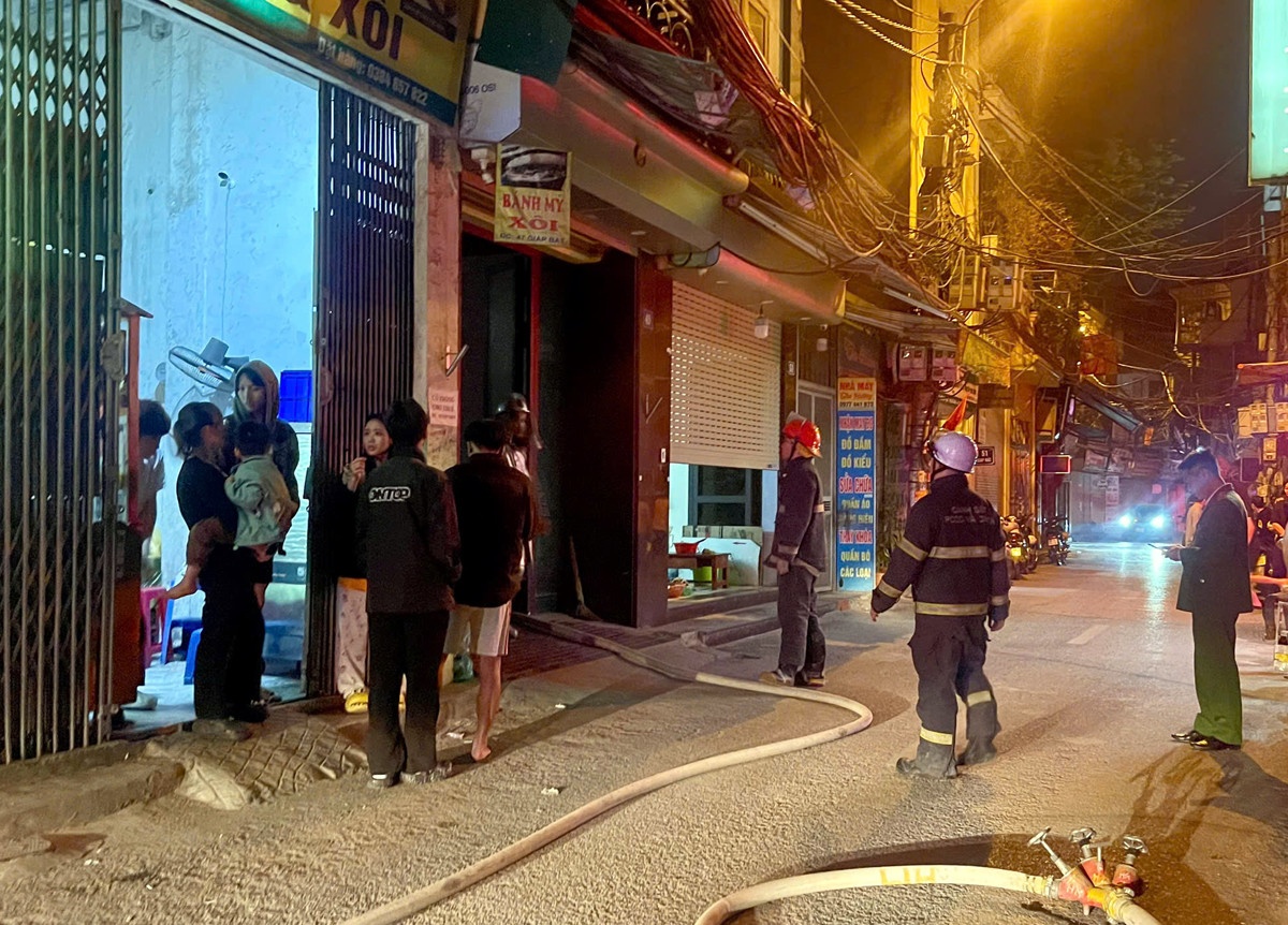 Lua bung du doi tai ngoi nha co 8 nguoi o Ha Noi hinh anh