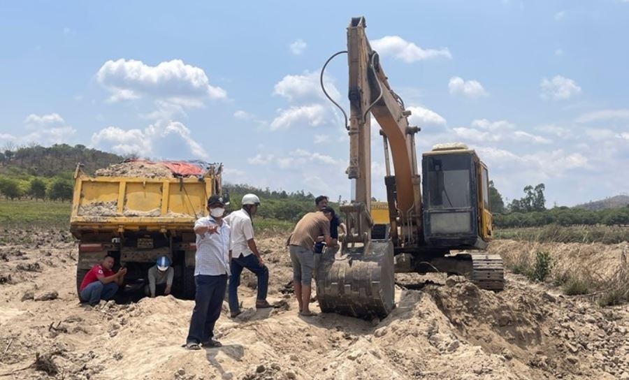 Tai xe tu vong vi bi can may muc va trung dau hinh anh