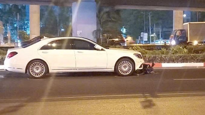 Nu tai xe dieu khien xe Mercedes dam lien hoan 10 xe may o Thu Duc hinh anh