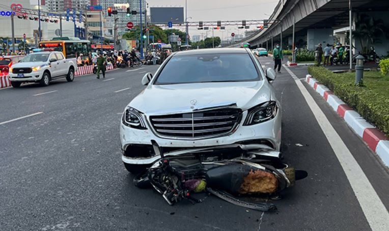 Khoanh khac nu tai xe lai Mercedes tong loat xe may o Thu Duc hinh anh