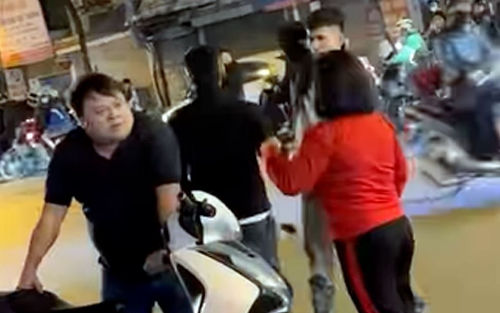 Dieu tra nhom thanh nien danh toi tap nguoi dan ong o Ha Noi hinh anh