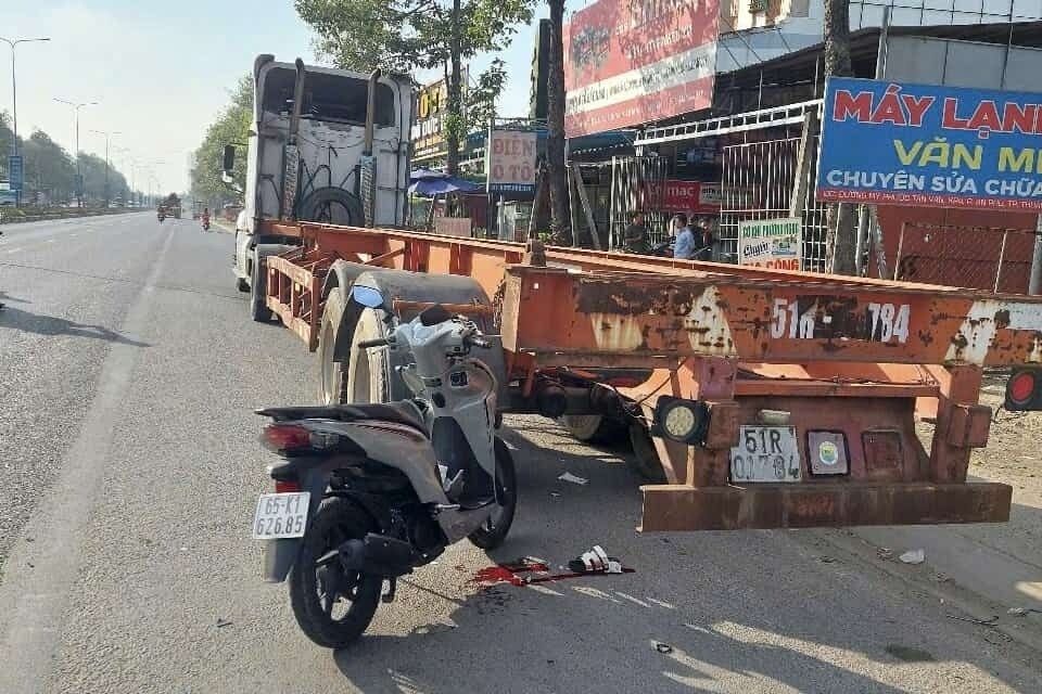 Nu cong nhan container anh 1