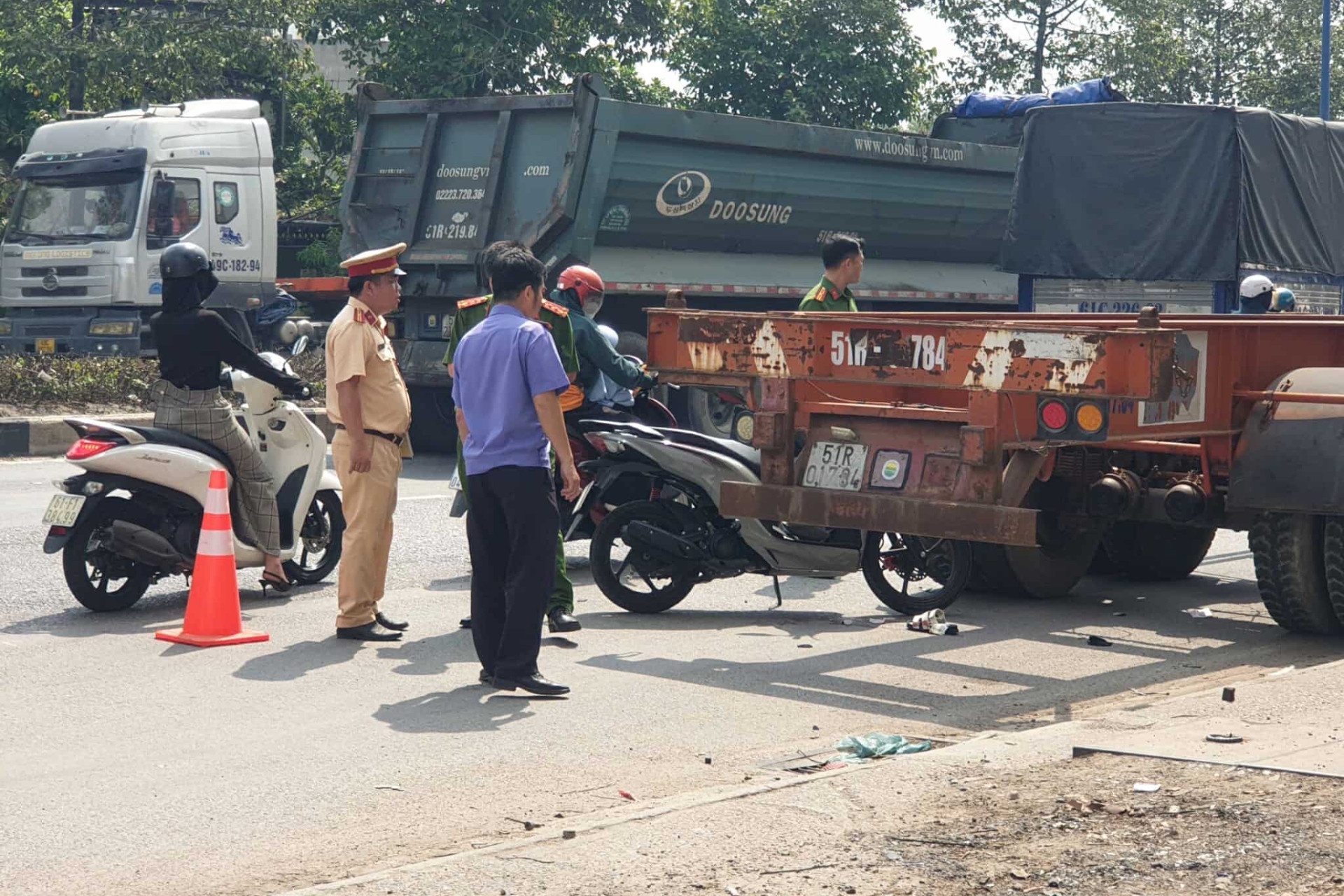 Nu cong nhan container anh 2