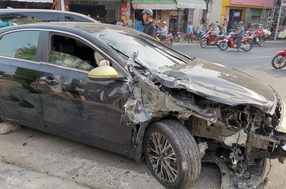 Xe 5 cho gay tai nan lien hoan, tai xe buoc xuong day mui ruou hinh anh