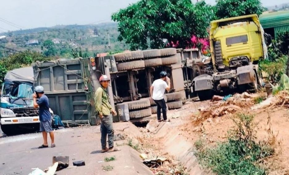 Xe dau keo va cham hai xe tai, 4 nguoi thuong vong hinh anh