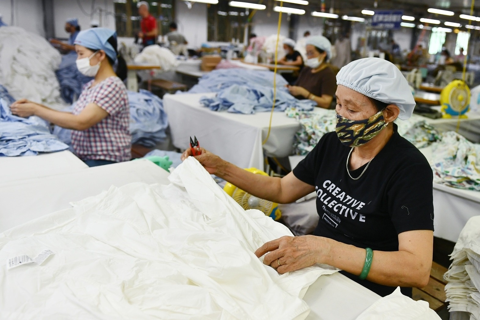 Ca doi khong that nghiep, ve huu co duoc huong them tro cap? hinh anh