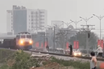 Duong sat VN noi ve viec xu ly 2 phu nu 'tha dang' khien tau phanh gap hinh anh