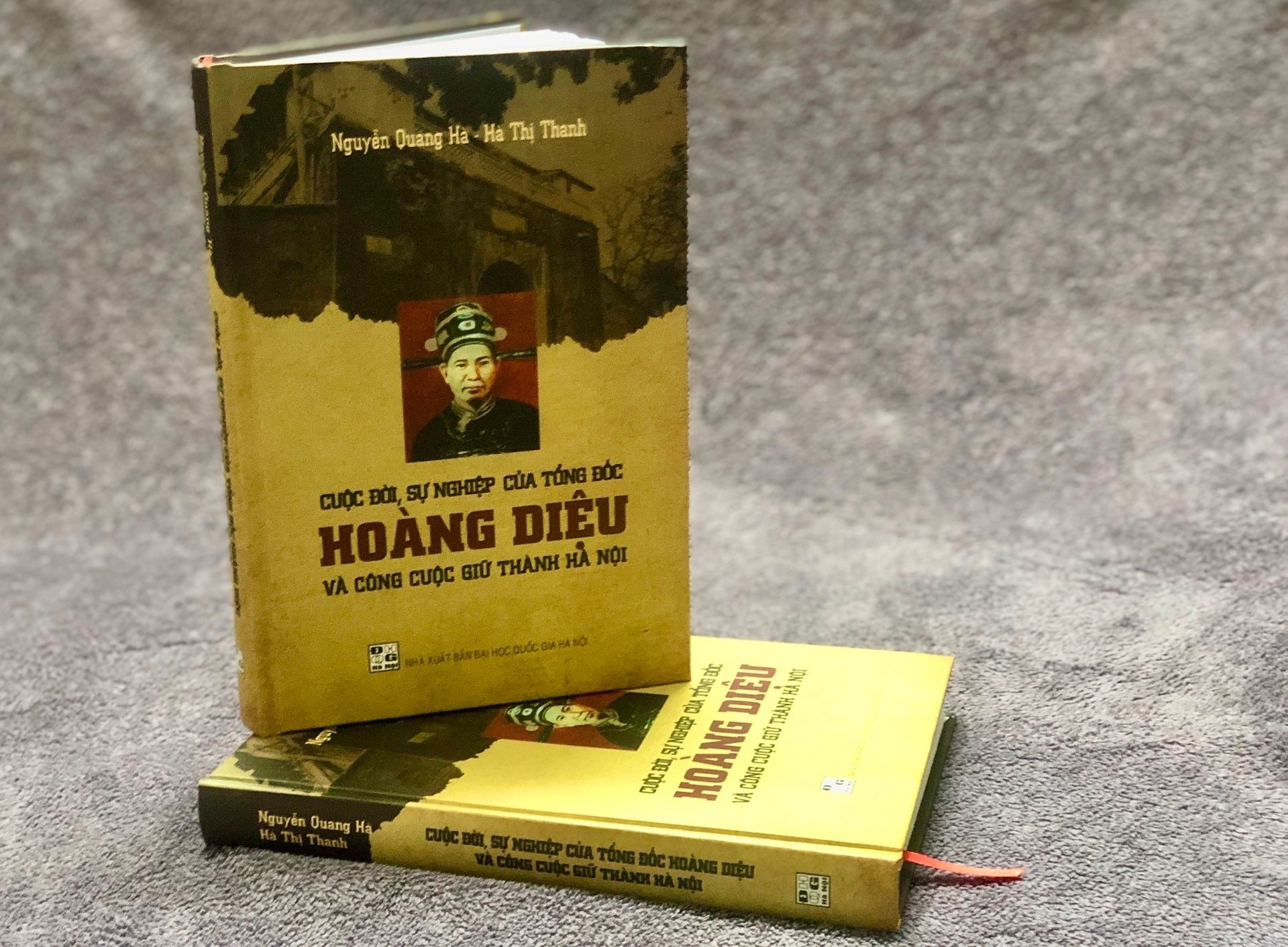 Cuon sach ve cuoc doi, su nghiep va cong lao cua Tong doc Hoang Dieu hinh anh