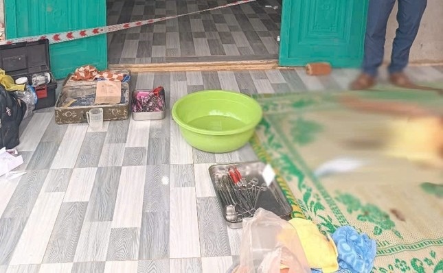 Nguoi dan ong goi dien den cong an dau thu sau khi sat hai vo cu hinh anh