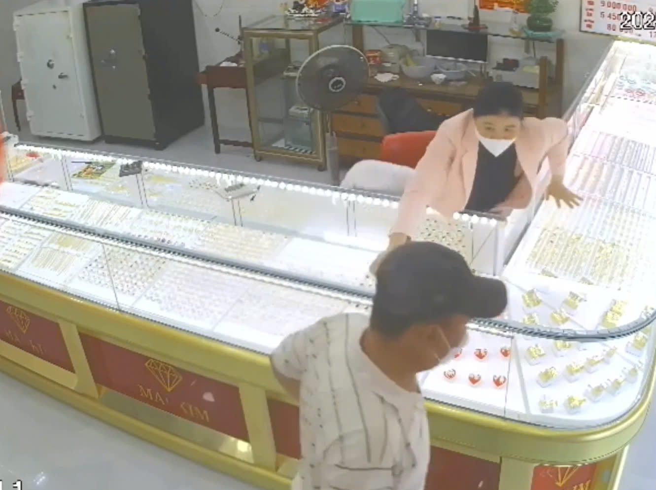 Clip nu chu tiem vang leo qua tu kinh, lao ra chan dau xe ten cuop hinh anh